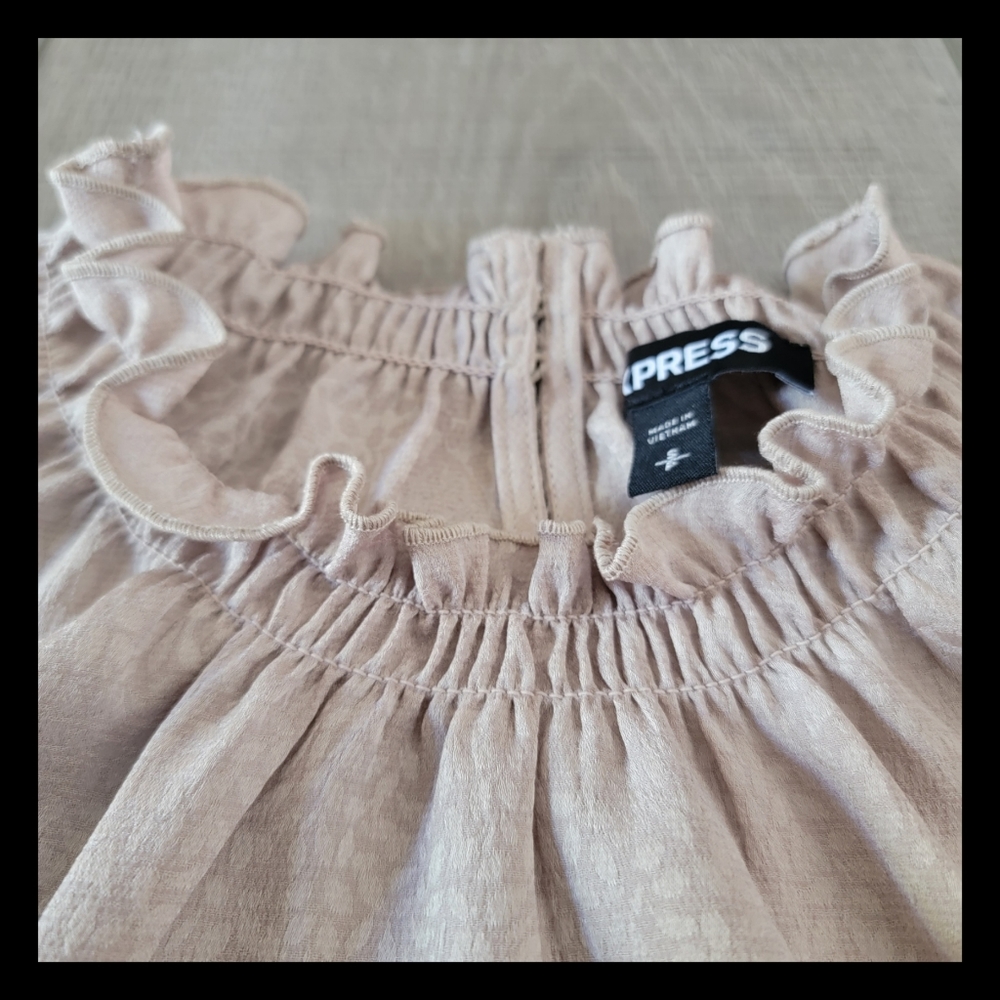 ♥️ EXPRESS/ Size: S/P/ Ruffle Mock Neck Top - Picture 3 of 9